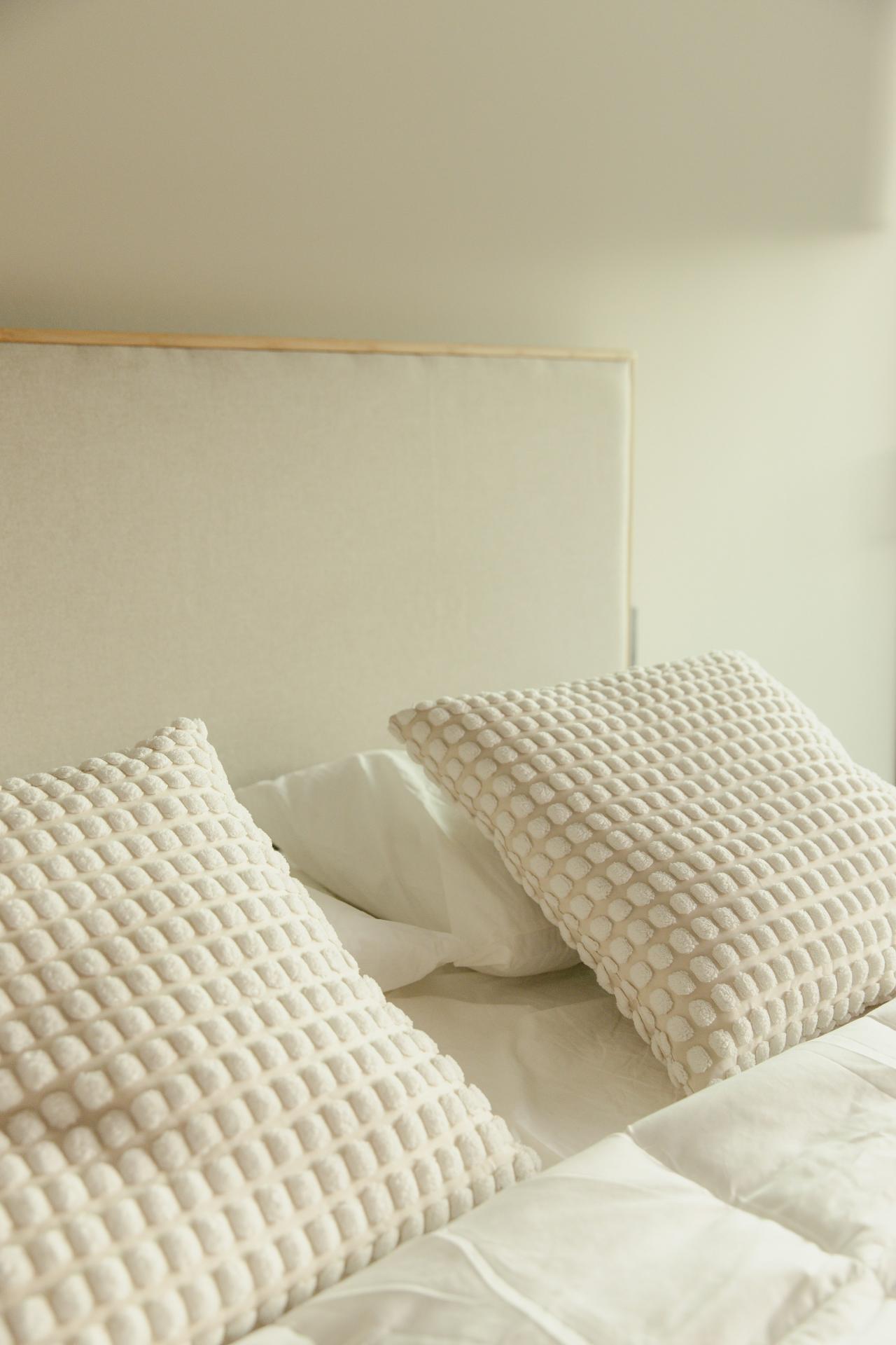 A-made-bed-pillows